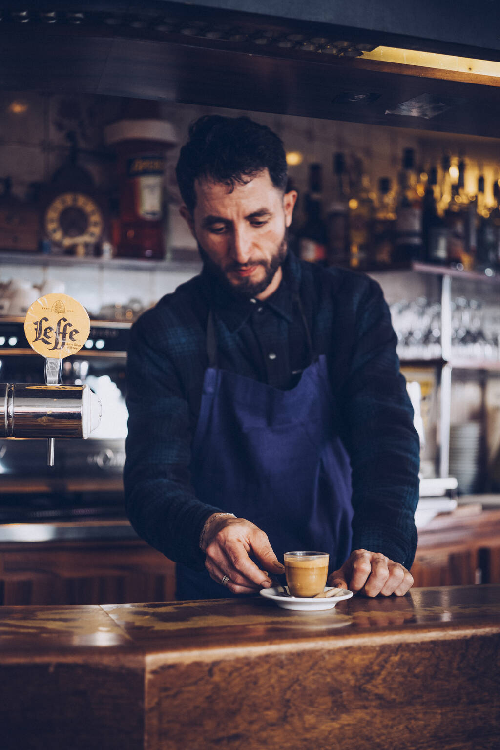 A la Cagnotte, Farid prépare un crème (et non un latte). A Paris, le 31 mars 2025.
