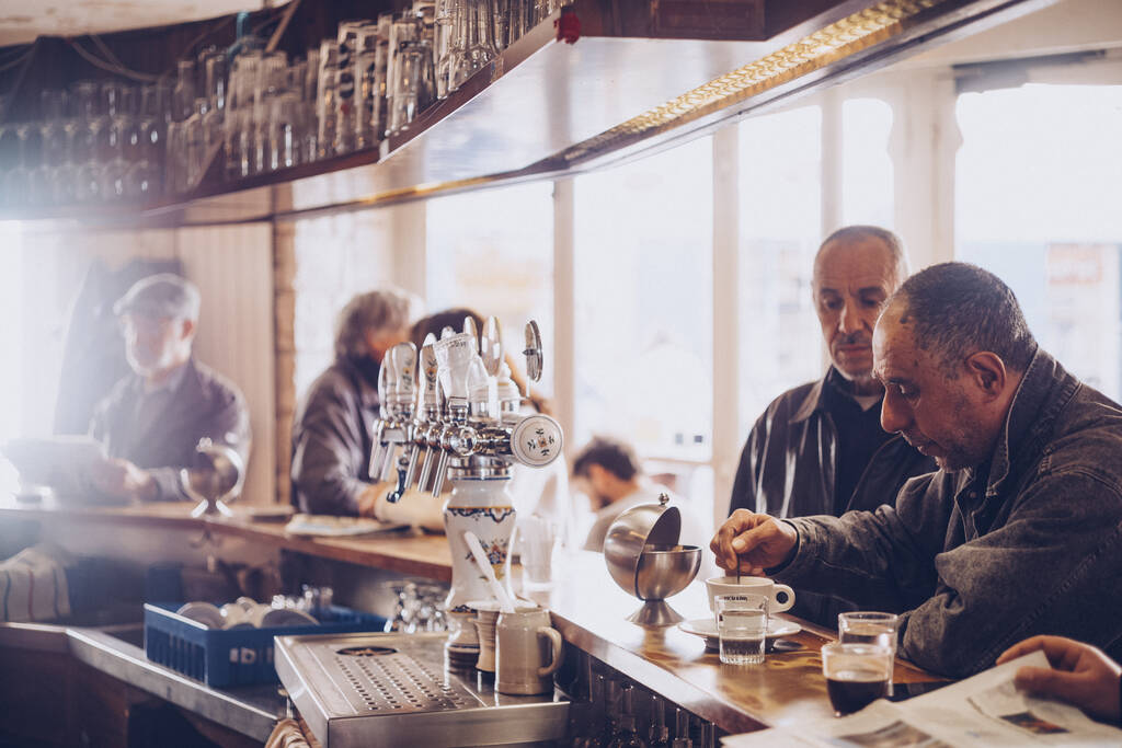 Au café la Cagnotte, rue de Belleville, le café est servi au comptoir à 1,10 euro.